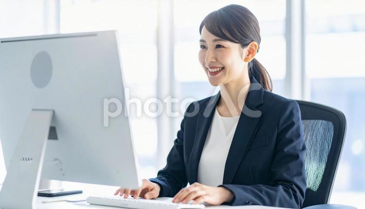 パソコンで仕事する女性会社員　スーツ 女性,パソコン,ラップトップの写真素材