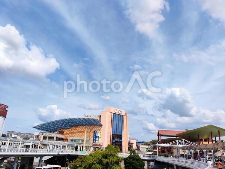 晴れた日の商業施設と空 商業施設,駅,駅前の写真素材