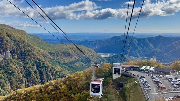 日光いろは坂ロープウェイ秋の紅葉と青空 日光,いろは坂,道路の写真素材