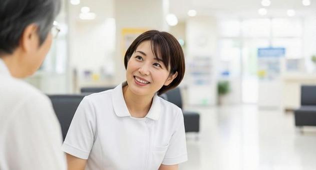 病院のロビーで問診を行う看護師 病院のロビーで問診を行う看護師の写真