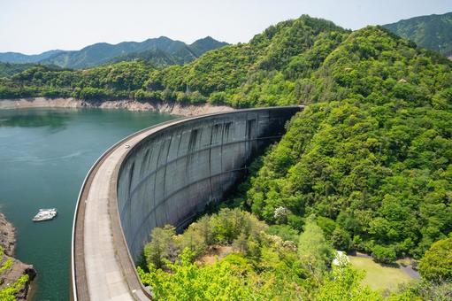 新緑のアーチ式ダム 新緑のアーチ式ダム ダム,風景,自然の写真素材