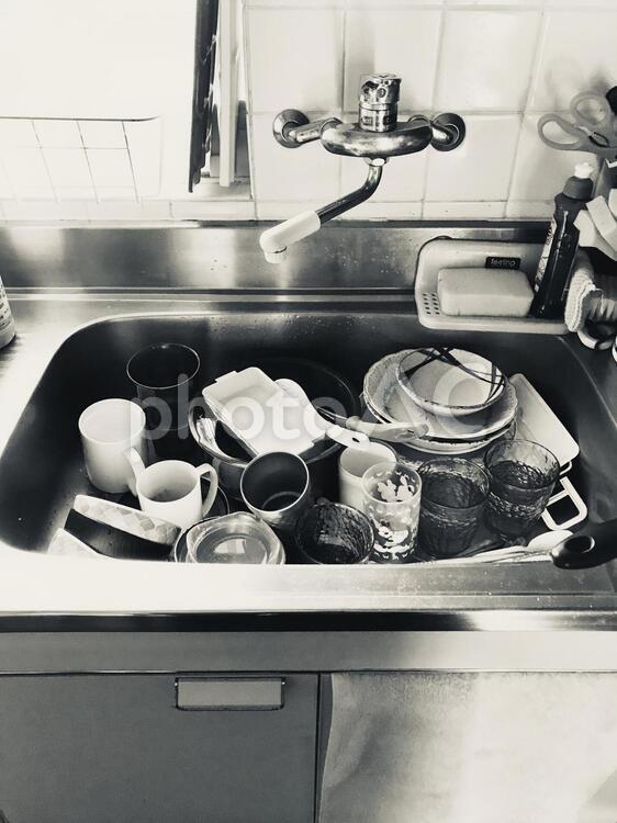 たくさん溜まってしまった 静物画,白黒写真,カップの写真素材