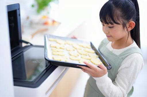 クッキー作りに挑戦する明るい表情の女の子 女の子,日本人,クッキーの写真素材