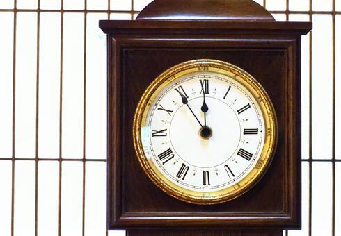 １２時５分前を指す時計と緊急性の背景素材 時計,時間,12時5分前の写真素材