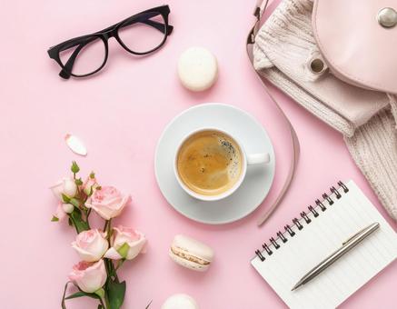 テーブルの上のコーヒー テーブルの上のコーヒーの写真
