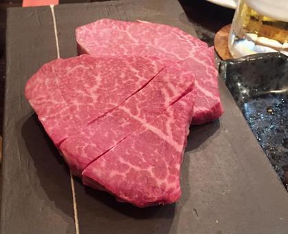 高級焼肉店でシャトーブリアンのフィレ肉 シャトーブリアン,ヒレ肉,フィレの写真素材