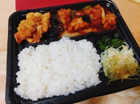 酢豚とからあげ弁当 酢豚,テイクアウト,フードの写真素材