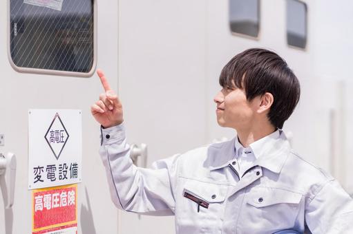 設備を確認する作業員の男性。 設備を確認する作業員の男性。 男性,人物,1人の写真素材