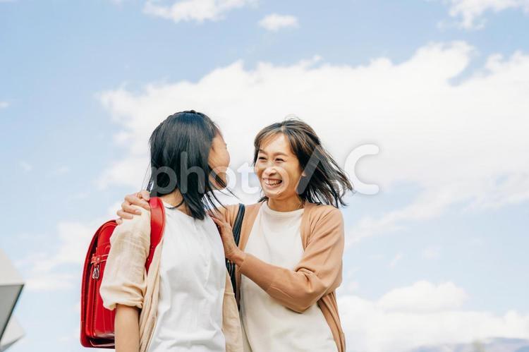 ママと小学生 親子,小学生,子供の写真素材
