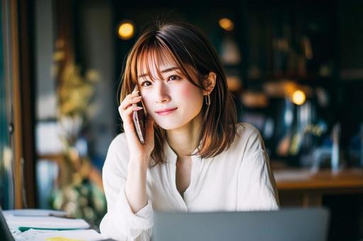 カフェでスマホ通話する女性の写真