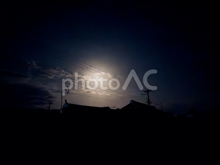 満月に照らされる夜の住宅街 夜,満月,夜空の写真素材