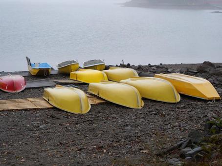 湖畔のボート 湖畔,ボート,自然の写真素材