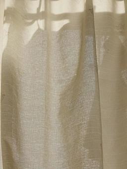 カーテン越しの洗濯物の写真