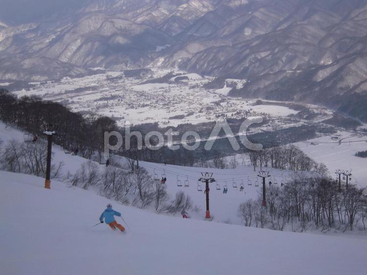 雪国の街とスキーヤー 雪の日,雪,スキーヤーの写真素材