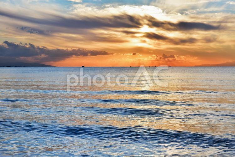 鮮やかな夕焼けと海面 風景,夕焼け,自然の写真素材