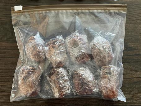 干し柿をサランラップで巻いて保存 干し柿,柿,渋柿の写真素材