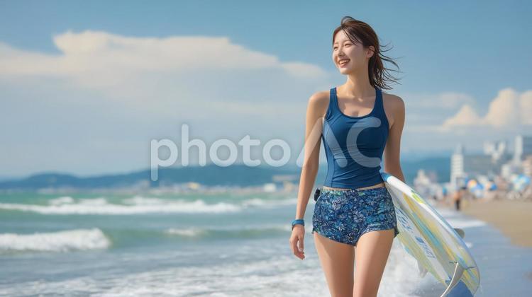 サーフボードを持つ笑顔の女性 女性,海,ビーチの写真素材