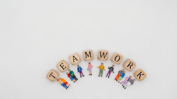文字ブロックと人形「TEAMWORK」の写真