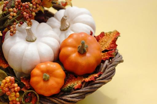 ハロウィン　カボチャをカゴに飾って ハッピーハロウィン,ハロウィン,秋の写真素材