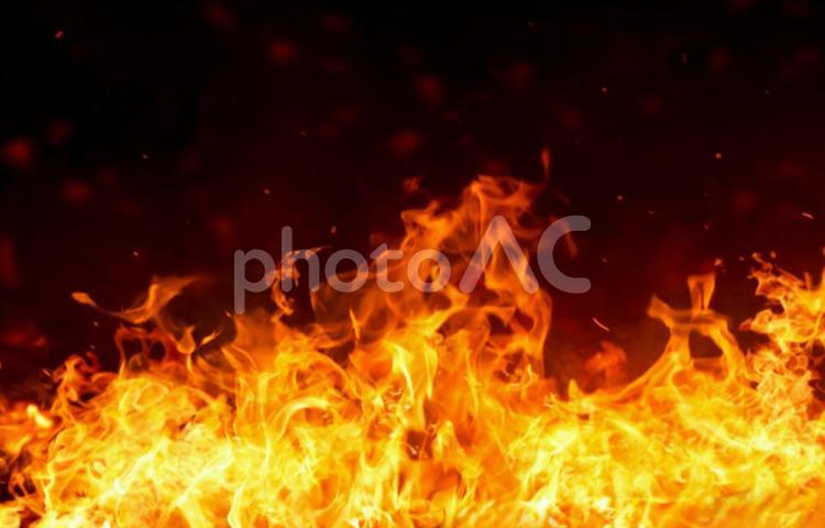 黒いバックに燃える炎の背景画像 炎,炎上,熱の写真素材