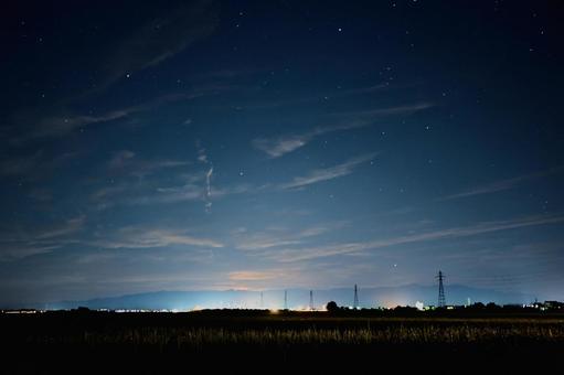 夜空と街の灯、星と鉄塔の競演 夜空と街の灯、星と鉄塔の競演の写真
