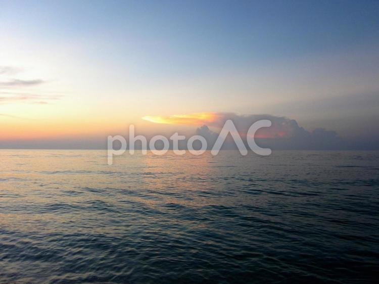 夕暮れの海 夕暮れ,海,空の写真素材