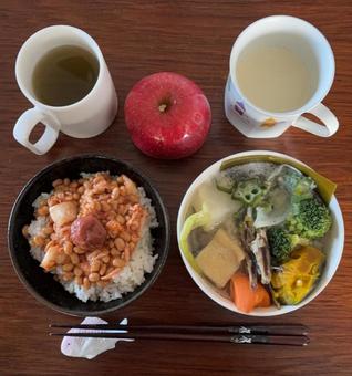 新米ご飯にキムチ納豆としそ梅などの朝食 朝食,ご飯,あきたこまちの写真素材