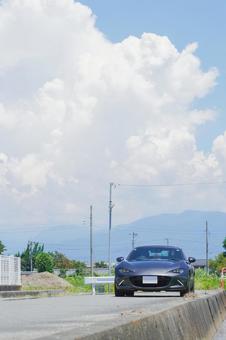 青空とスポーツカー 青空とスポーツカーの写真
