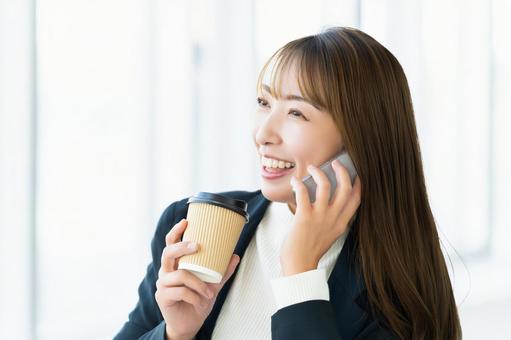 スマホで話す笑顔の女性・ビジネスウーマン スマホで話す笑顔の女性・ビジネスウーマン 女性,スマホ,スマートフォンの写真素材