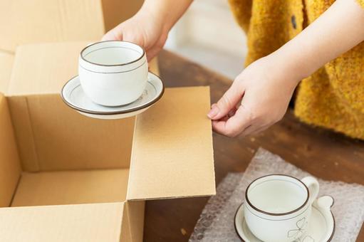 マグカップを梱包する女性の手元 割れ物,梱包,配送の写真素材