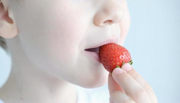 苺を食べる可愛い子供 苺を食べる可愛い子供の写真