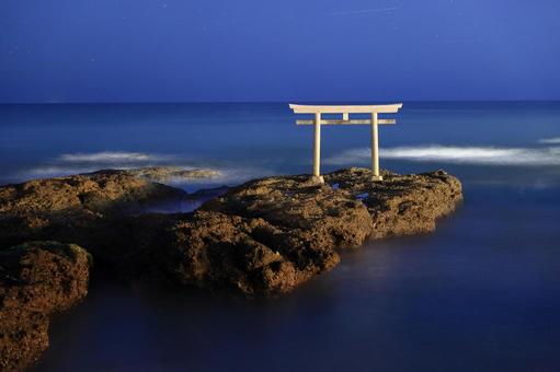 大洗磯前神社の夜 鳥居,風景,自然の写真素材