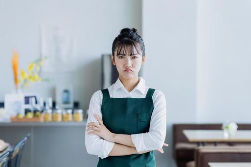 カフェで悩む若い女性 カフェで悩む若い女性の写真