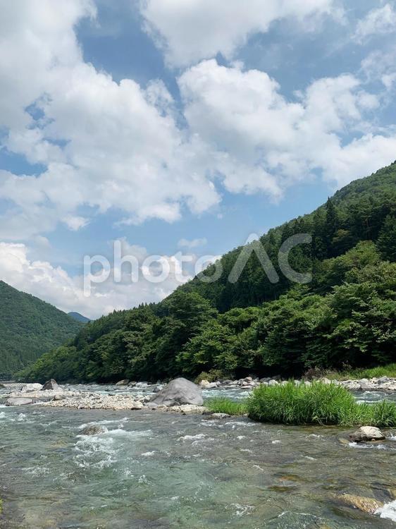 快晴の青空と涼し気な清流の流れ 川,清流,せせらぎの写真素材