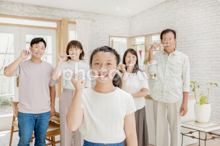 3世代家族・三世代家族　歯磨き 三世代家族,3世代家族,歯磨きの写真素材
