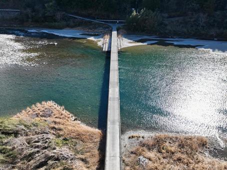 高知県越知町 上空から見た片岡沈下橋 高知県越知町 上空から見た片岡沈下橋の写真