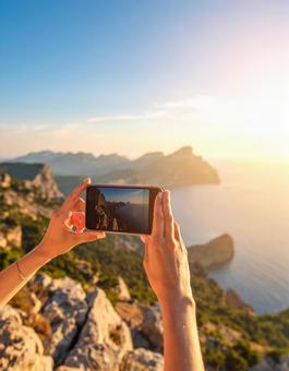 スマートフォンで撮影する人 スマートフォンで撮影する人の写真