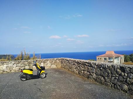 青い海とバイクのある風景 青い海とバイクのある風景 バイク,原付,海の写真素材