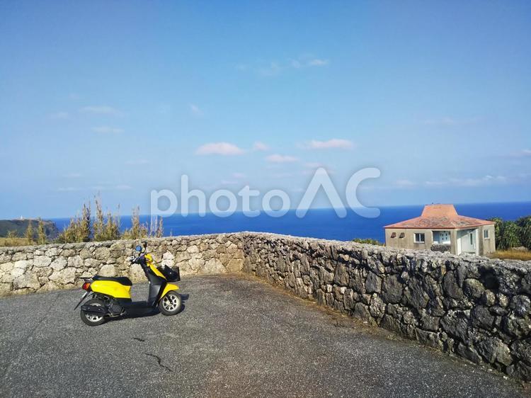 青い海とバイクのある風景 バイク,原付,海の写真素材