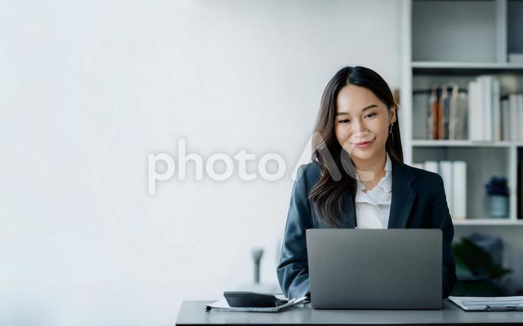 パソコン仕事している女性ビジネスパーソン 女性,パソコン,pcの写真素材