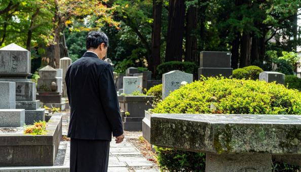 お葬式・葬儀に来た喪服の日本人男性 お葬式・葬儀に来た喪服の日本人男性の写真