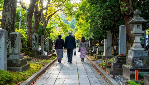 お葬式・納骨式で墓地を歩く日本人の遺族 お葬式・納骨式で墓地を歩く日本人の遺族の写真