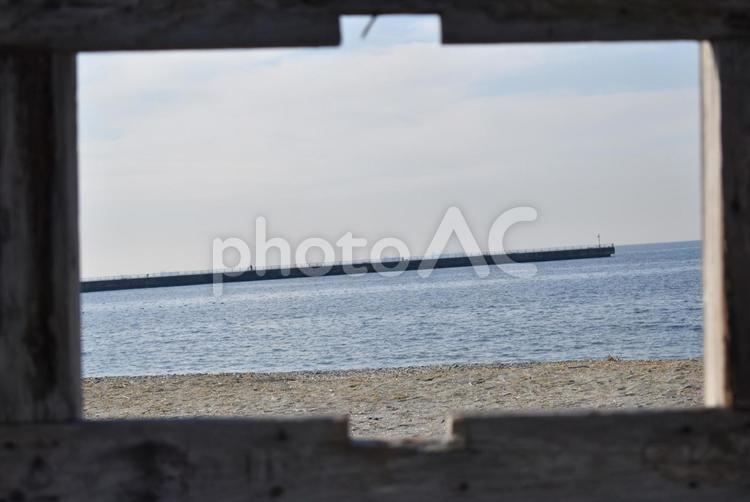 看板の木枠から覗く海 看板跡,木枠,海の写真素材
