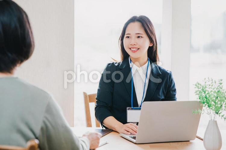 お客様に案内するビジネスウーマン 働く女性,ビジネス女性,女性営業マンの写真素材