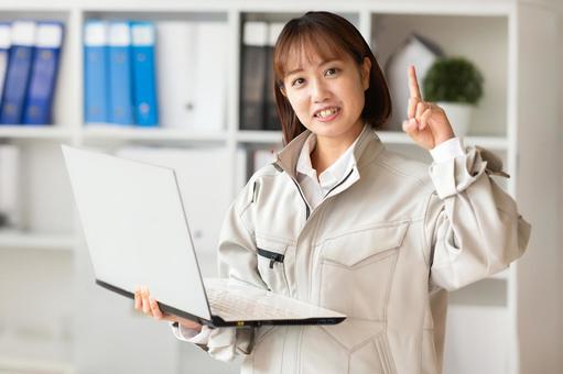 PCと作業服の女性 PCと作業服の女性 女性,作業服,作業着の写真素材