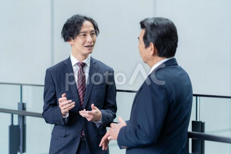 オフィスで打ち合わせをするビジネスマン ビジネス,会議,ビジネスマンの写真素材