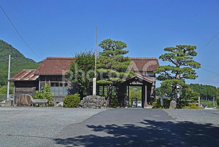 田舎の駅　因美線美作滝尾駅 駅,駅舎,ホームの写真素材