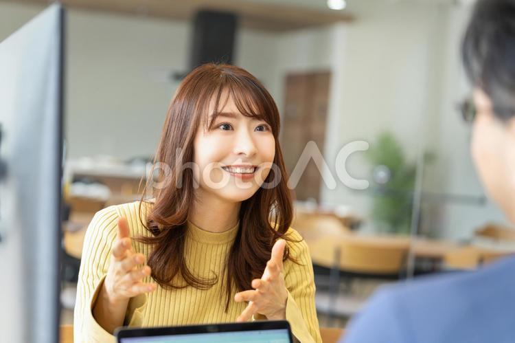 打ち合わせをする男女のビジネスマン 男性,女性,ビジネスの写真素材
