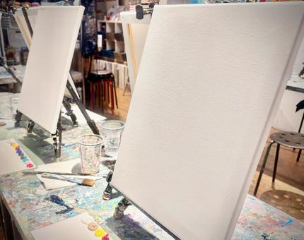 アトリエにある白いキャンバスとイーゼル キャンバス,真っ白,描くの写真素材