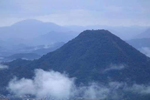 五老ヶ岳公園から見た京都府舞鶴湾の雲海 五老ヶ岳公園から見た京都府舞鶴湾の雲海の写真